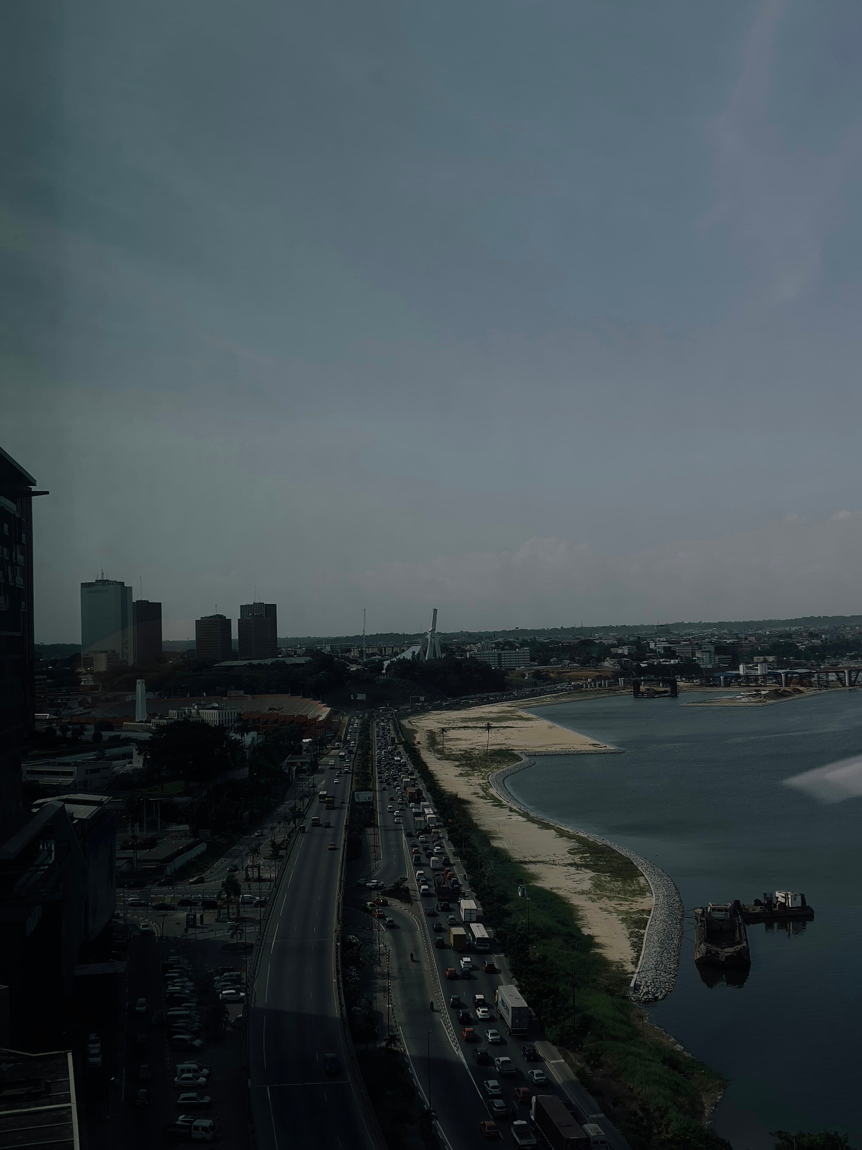 Vue aérienne d’Abidjan : les tours du Plateau et la lagune Ébrié